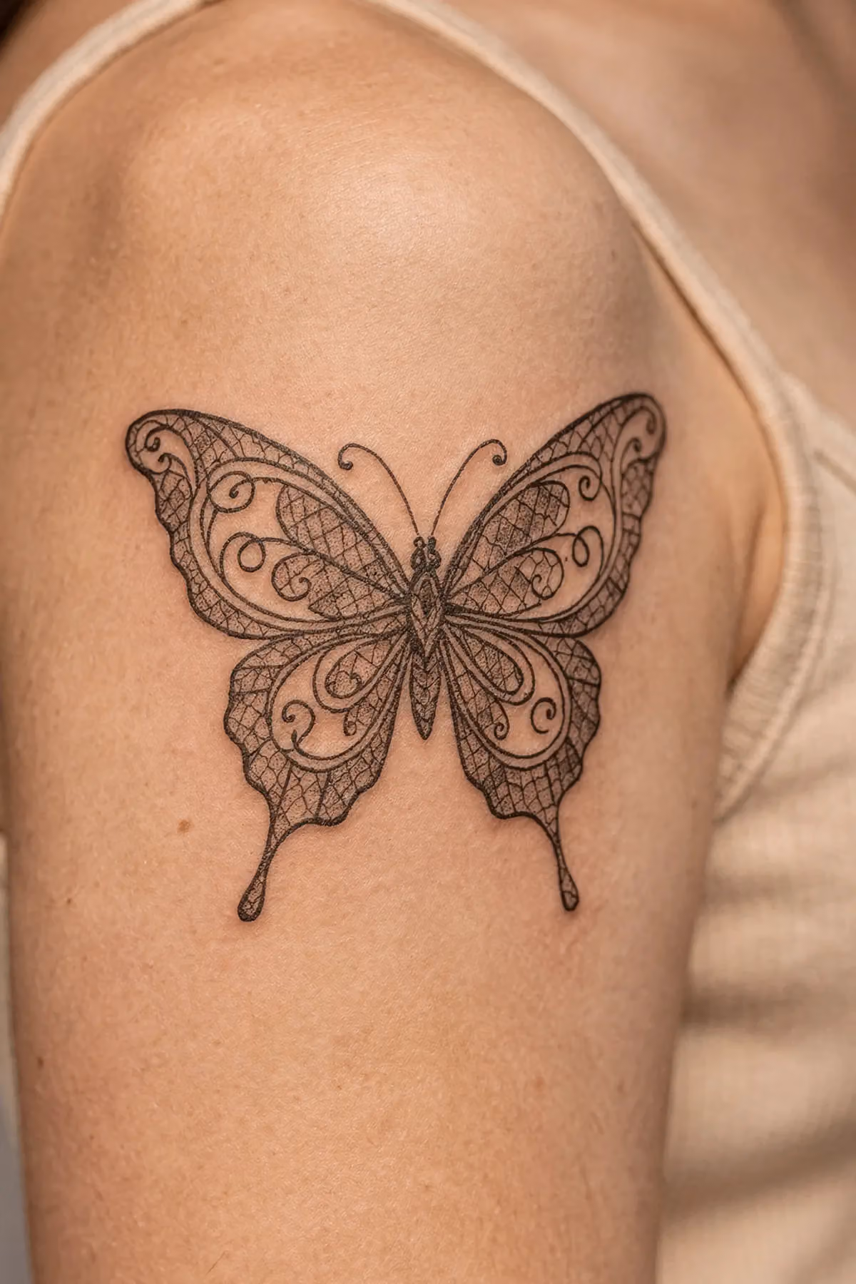 Filigraner Schmetterling mit feinen Linien löst sich in geschwungene Kalligrafie auf.