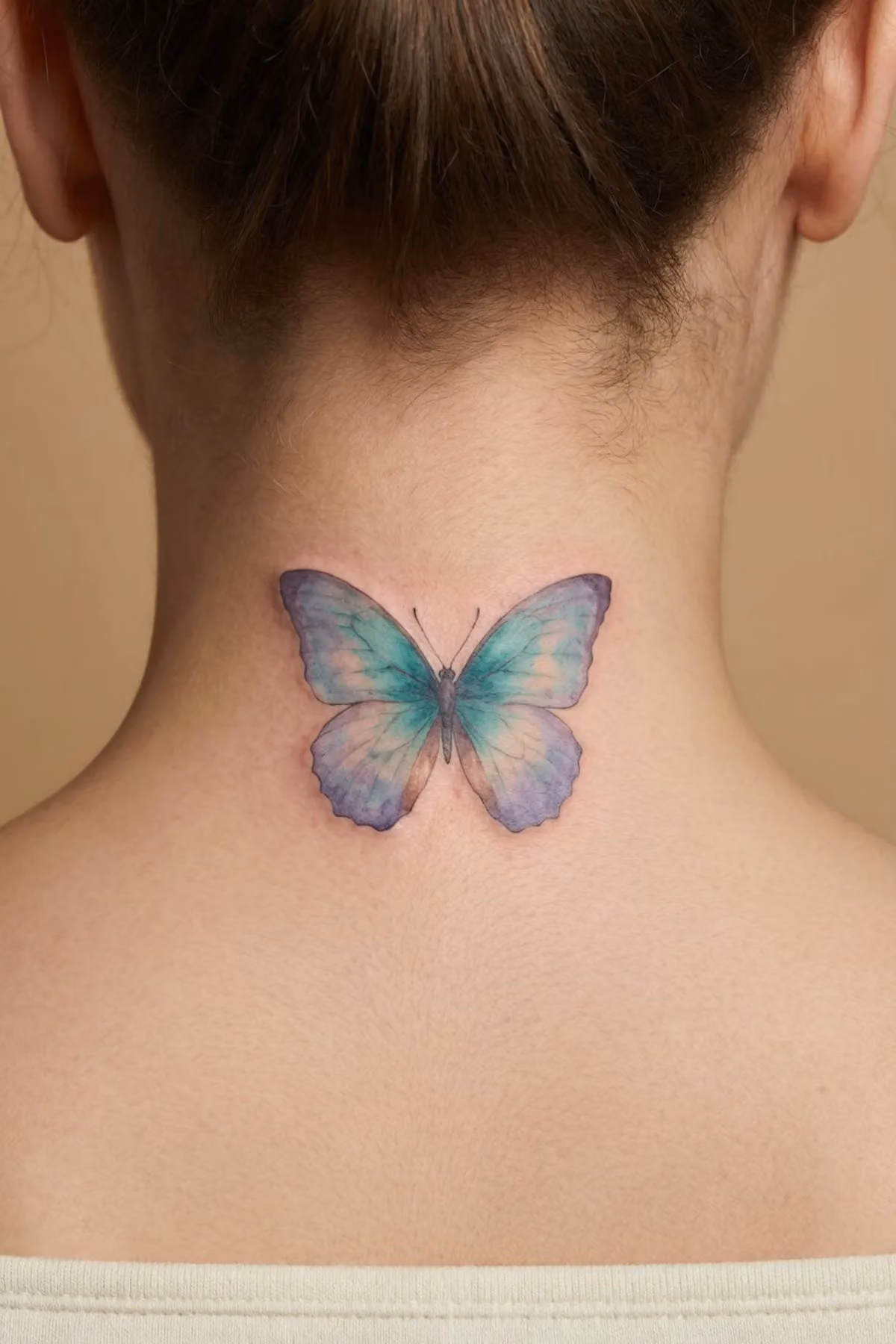 Aquarell-Schmetterling in Türkis und Violett fließt vom Nacken auf den oberen Rücken einer Frau