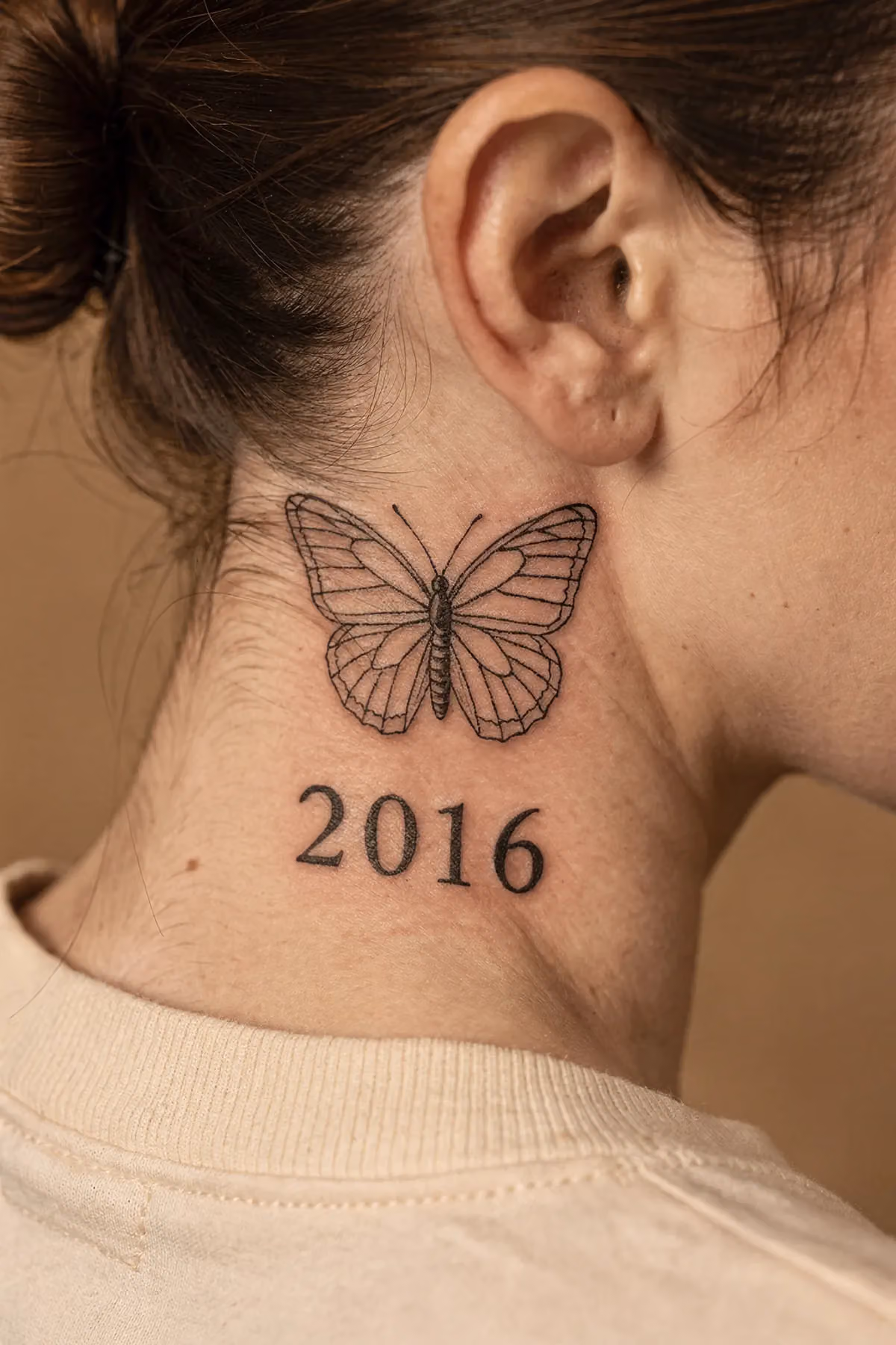 Feiner Linien-Schmetterling mit sichtbaren Flügeladern am Hals, darunter die Jahreszahl 2016