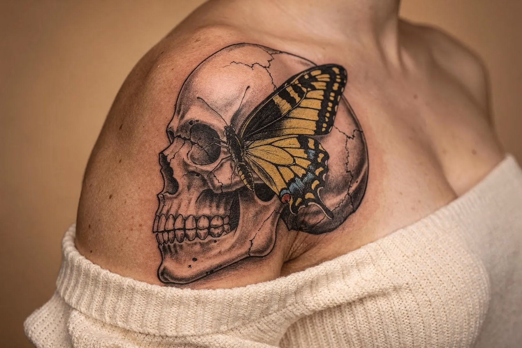 Ein Schmetterling mit detaillierten Flügeln sitzt auf einem realistischen Totenkopf und symbolisiert die Verbindung von Leben und Tod.